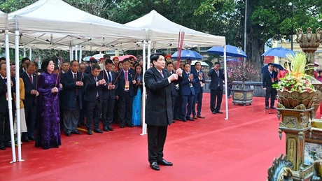 Президент Лыонг Кыонг воскуряет благовония у памятника королю Ли Тхай То. Фото: Тхюи Нгуен