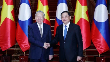 Генеральный секретарь ЦК КПВ То Лам и Премьер-министр Лаоса Сонексай Сипхандон. Фото: ВИА