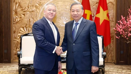 Генеральный секретарь ЦК КПВ То Лам и помощник Государственного секретаря США Майкл ДеСомбре. Фото: ВИА