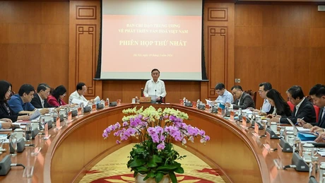 Постоянный секретарь Секретариата Чан Кам Ту председательствует на первом заседании Центрального руководящего комитета по развитию культуры Вьетнама. Фото: Зюи Линь