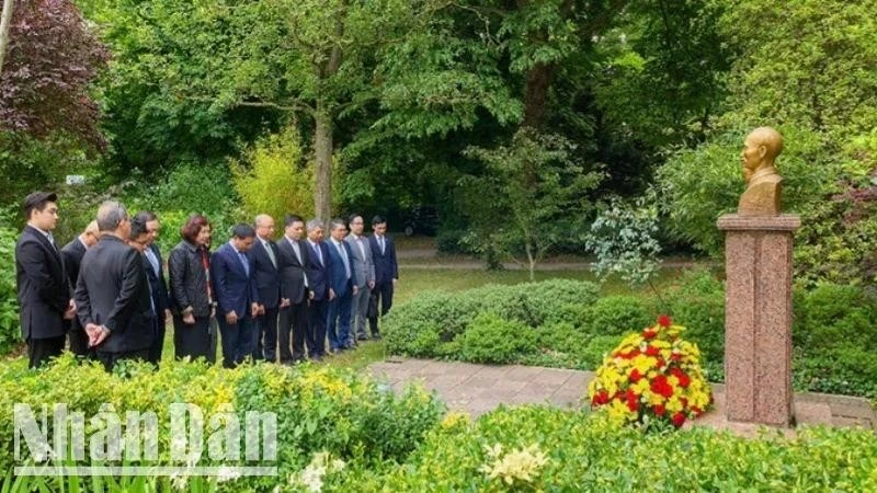 Делегация Министерства финансов возлагает цветы к памятнику Президенту Хо Ши Мину в парке Монтро.