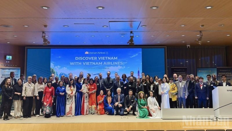 В аэропорту Amsterdam Airport Schiphol прошло мероприятие по объявлению об открытии прямого авиарейса по маршруту Ханой-Амстердам (Нидерланды) авиакомпании Vietnam Airlines.