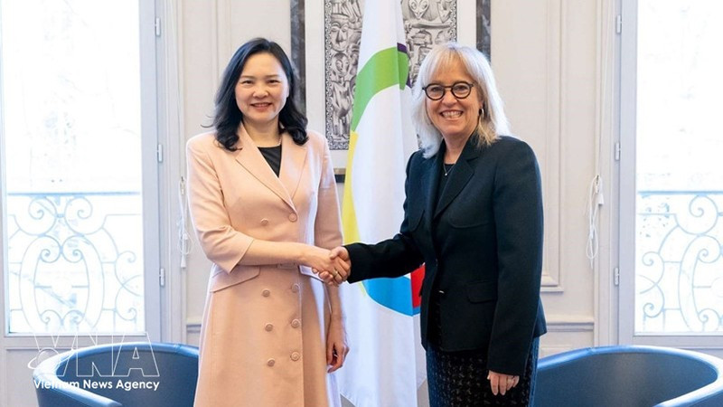 Посол Нгуен Тхи Ван Ань, Постоянный представитель Президента государства при Постоянном совете франкофонии, встречается и проводит беседу с Генеральным директором Международной организации франкофонии Каролин Сен-Илер. Фото: ВИА