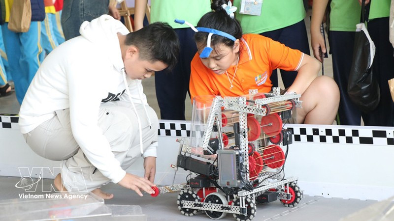 Школьники участвуют в практическом опыте управления роботами на открытом турнире Robot FPT Schools Дананг. Фото: ВИА