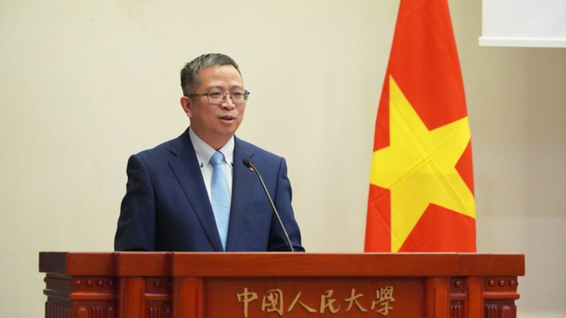 Посол Вьетнама в Китае Фам Тхань Бинь выступает на семинаре. 
