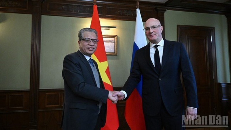 Посол Вьетнама в России Данг Минь Кхой встречается с Вице-премьером России Дмитрием Чернышенко. 