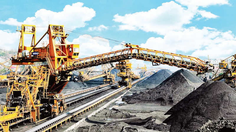 Современное оборудование, используемое в производстве в компании угля Кыаонг-TKV. Фото: Хунг Шон