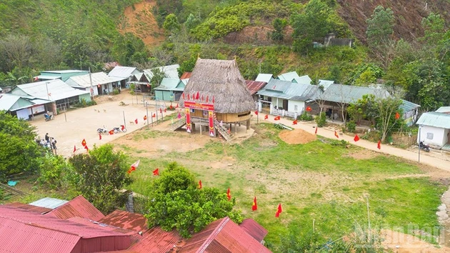 [Фото] Дананг: Горные общины, украшенные флагами и цветами, готовы ко дню выборов в НС