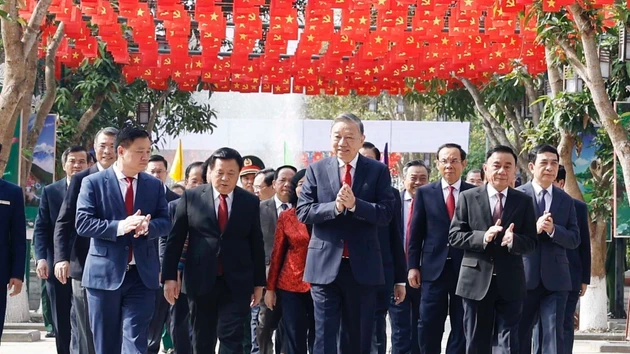 [Фото] Генеральный секретарь ЦК КПВ То Лам воскурил благовония в память о Президенте Хо Ши Мине в Нгеане