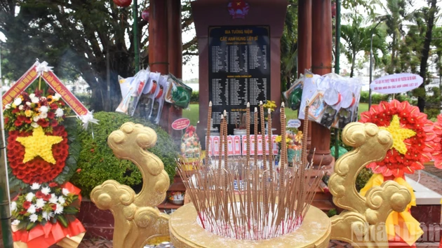 [Фото] Трогательная церемония почтения памяти павших бойцов Гакма в г. Дананге