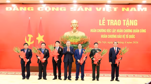 Генеральный секретарь ЦК КПВ То Лам вручает орден Независимости первой степени и ордена «За военные заслуги» первой степени действующим и бывшим руководителям Партии и Государства.