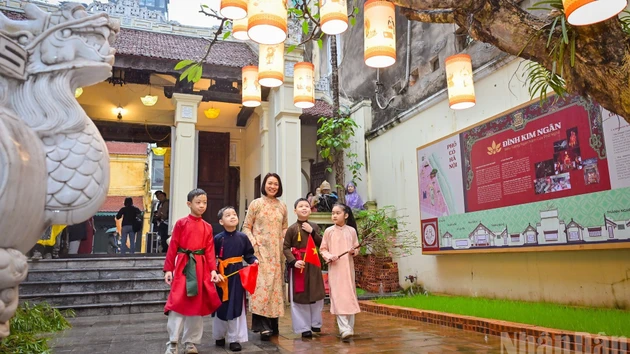 [Фото] Насыщенная атмосфера традиционного Тэта распространяется по всему Старому кварталу Ханоя