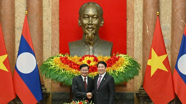 [Фото] Президент Лыонг Кыонг встретился с Генеральным секретарем ЦК НРПЛ, Президентом Лаоса Тхонглуном Сисулитом