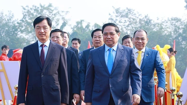 Премьер-министр Фам Минь Тьинь присутствует на церемонии закладки первого камня инвестиционного проекта строительства Олимпийской спортивной городской зоны в Ханое. Фото: ВИА