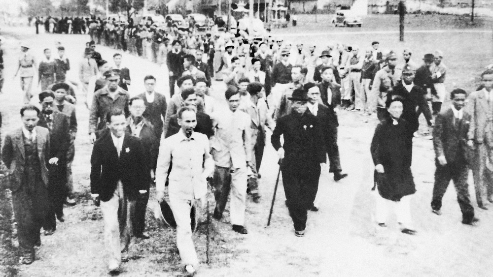 Жители Ханоя встречают Президента Хо Ши Мина и кандидатов в НС I созыва. Фото: Музей Хо Ши Мина