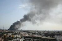 Дым поднимается после того, как иранские ракеты попали в американскую военно-морскую базу в Бахрейне, где размещен штаб 5-го Оперативного флота США, 28 февраля 2026 г. Фото: АА/ВИА.