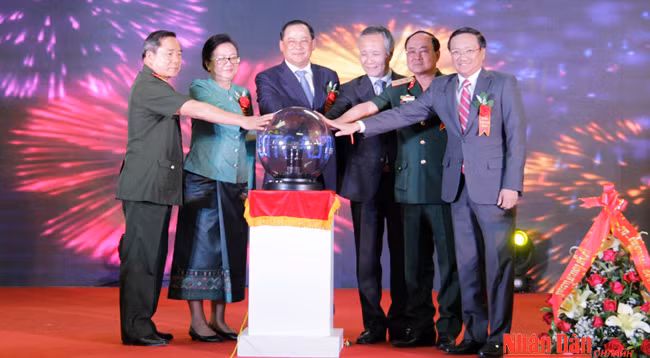 Открытие вьетнамско-лаосской торговой ярмарки 2017 года ảnh 3