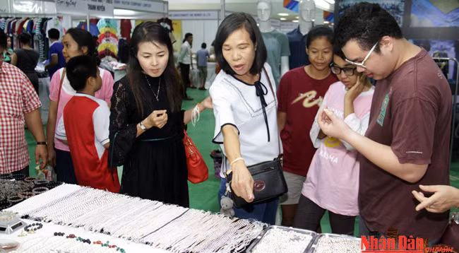 Открытие вьетнамско-лаосской торговой ярмарки 2017 года ảnh 4