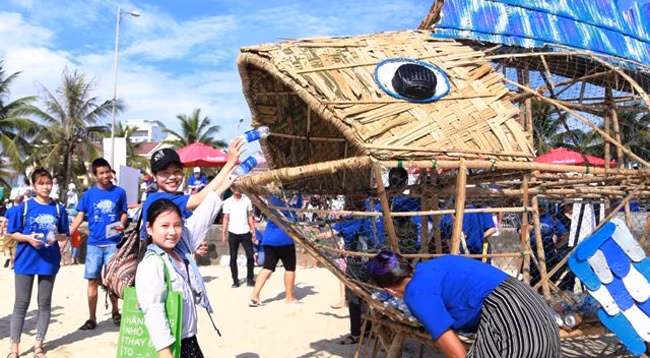 Студенты г. Дананга вместе очищают пляжи ảnh 3