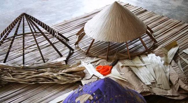 Как вьетнамцы делают конические шляпы «Нон Ла» ảnh 4