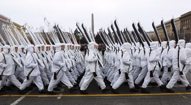 В Волгограде прошел парад в честь юбилея победы в Сталинградской битве ảnh 5