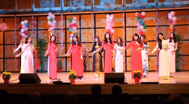 Вьетнамские студенты по всему миру встречают Тэт Желтой Собаки 2018 ảnh 8