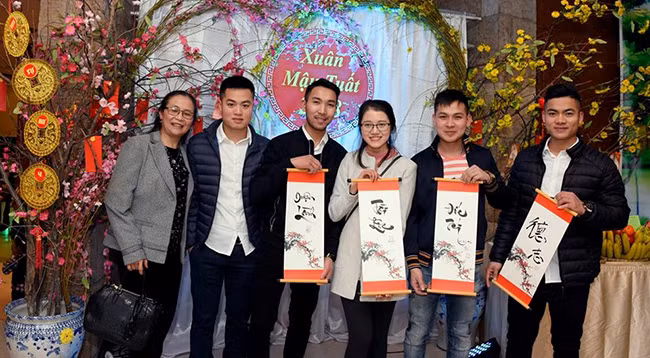 Вьетнамские студенты по всему миру встречают Тэт Желтой Собаки 2018 ảnh 2