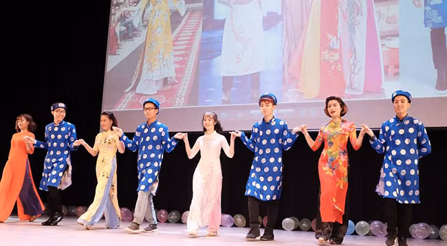 Вьетнамские студенты по всему миру встречают Тэт Желтой Собаки 2018 ảnh 6