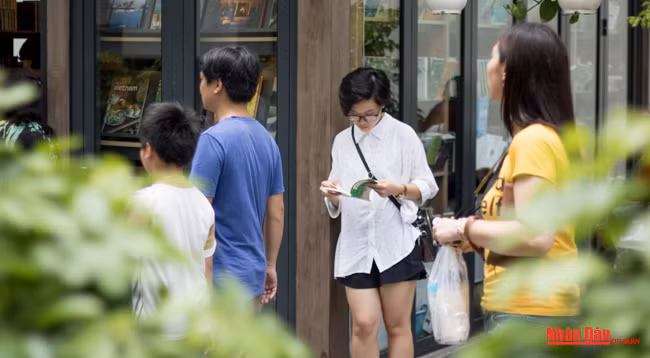 В Ханое открылась Книжная улица: Новый адрес для любителей книг ảnh 9