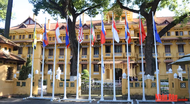 Фотографии церемонии поднятия флага по случаю 50-летия создания АСЕАН ảnh 7