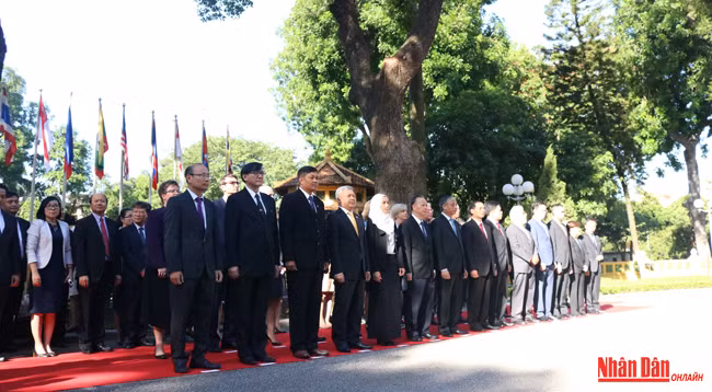 Фотографии церемонии поднятия флага по случаю 50-летия создания АСЕАН ảnh 2