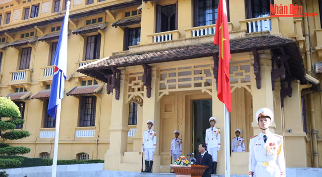 Фотографии церемонии поднятия флага по случаю 50-летия создания АСЕАН ảnh 4