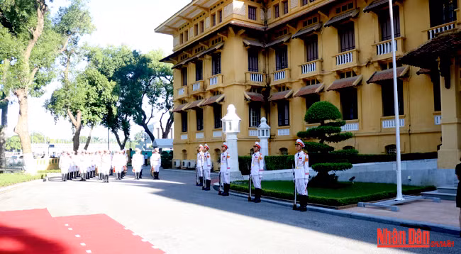 Фотографии церемонии поднятия флага по случаю 50-летия создания АСЕАН ảnh 1