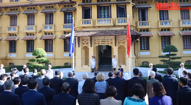 Фотографии церемонии поднятия флага по случаю 50-летия создания АСЕАН ảnh 5