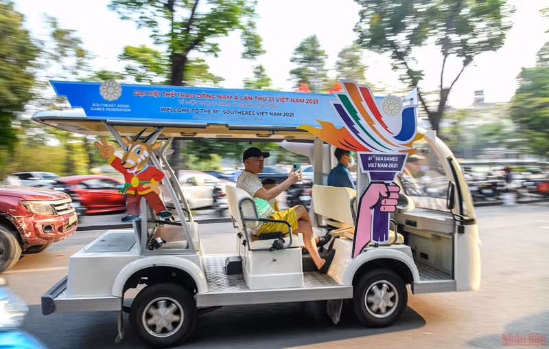 Улицы Ханоя украшены в честь 31-х Игр Юго-Восточной Азии ảnh 9