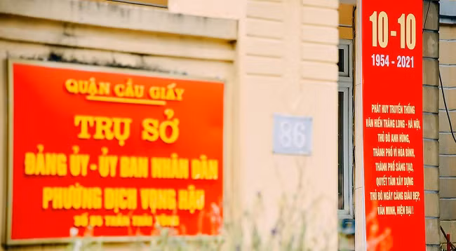 Улицы Ханоя заполнены флагами в честь Дня освобождения столицы ảnh 5