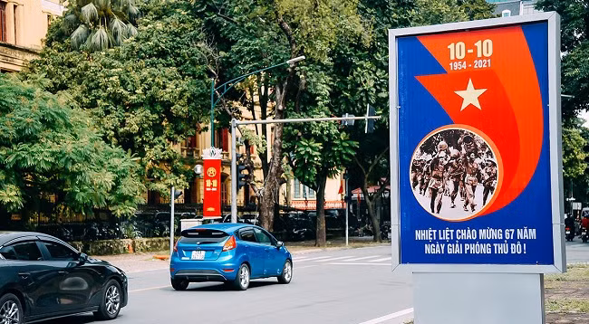 Улицы Ханоя заполнены флагами в честь Дня освобождения столицы ảnh 2