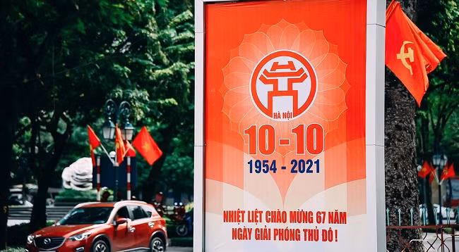 Улицы Ханоя заполнены флагами в честь Дня освобождения столицы ảnh 1