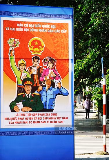 Улицы Ханоя украшены флагами и цветами в честь дня выборов ảnh 5