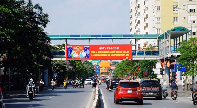 Улицы Ханоя украшены флагами и цветами в честь дня выборов ảnh 1