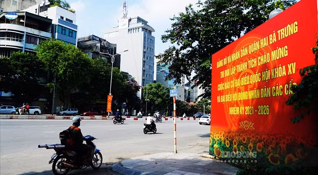 Улицы Ханоя украшены флагами и цветами в честь дня выборов ảnh 8