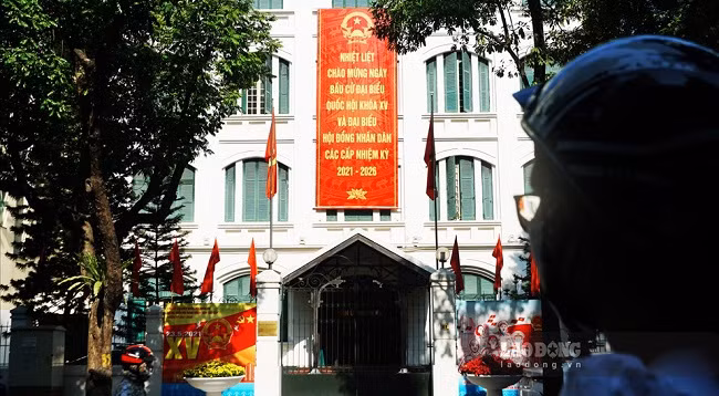 Улицы Ханоя украшены флагами и цветами в честь дня выборов ảnh 3