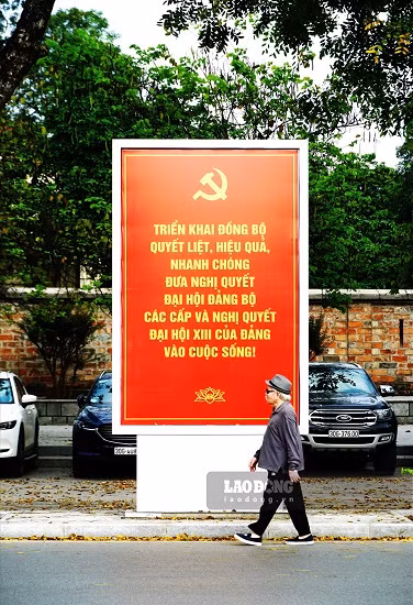 Улицы Ханоя украшены флагами и цветами в честь дня выборов ảnh 6