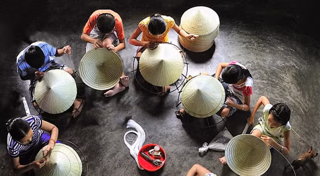 Как вьетнамцы делают конические шляпы «Нон Ла» ảnh 3