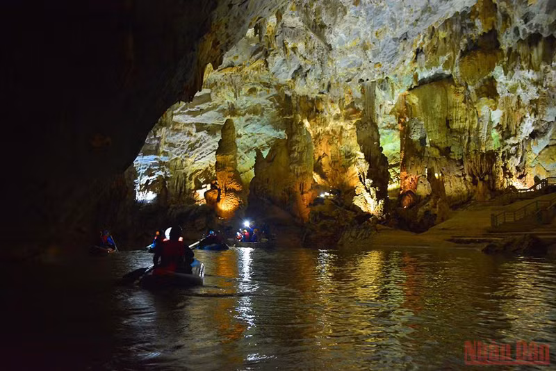 Путешествие по пещере Фонгня на байдарке ночью ảnh 2