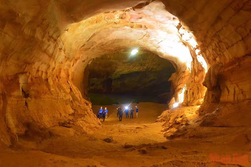 Путешествие по пещере Фонгня на байдарке ночью ảnh 3