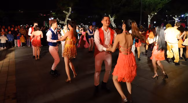 Оживленный Уличный карнавал в Дананге по случаю Нового года ảnh 6