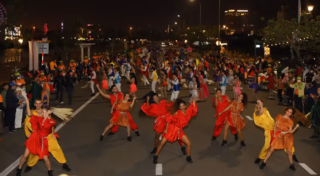 Оживленный Уличный карнавал в Дананге по случаю Нового года ảnh 4