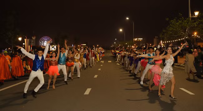 Оживленный Уличный карнавал в Дананге по случаю Нового года ảnh 2