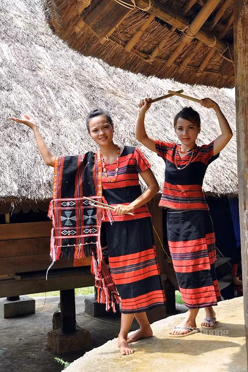 Традиционные костюмы – культурное наследие у каждой народности ảnh 18